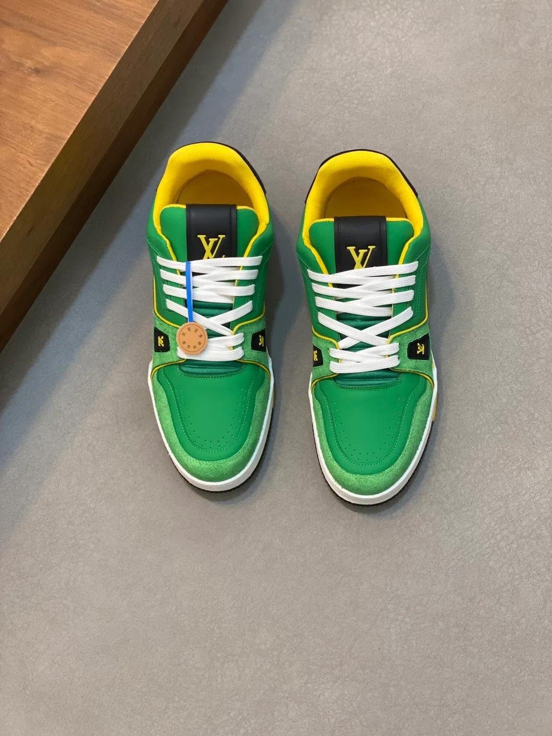 Men's men's shoes 💰820 Lujia New Color Men's 🧍‍♂️trainer sneakers, this LV Trainer sneaker is made of soft grained calfskin, showing pure tones, the #54 logo on the back traces the brand's birth in 1854, the designer's handwritten brand logo embellishes one side, designed by Virgil Abloh himself, a very commemorative sneaker, the new LV Louis Vuitton louis vuitton trainer sneaker low casual sports culture versatile basketball sneakers Size: 35-46 (customized for women 40, men 46)